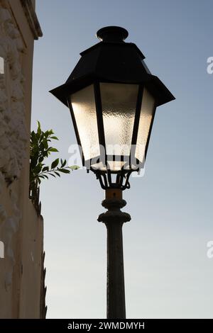 Salvador, Bahia, Brasilien - 21. April 2015: Blick auf einen Lampenträger auf dem Platz Tome de Souza in der Stadt Salvador, Bahia. Stockfoto