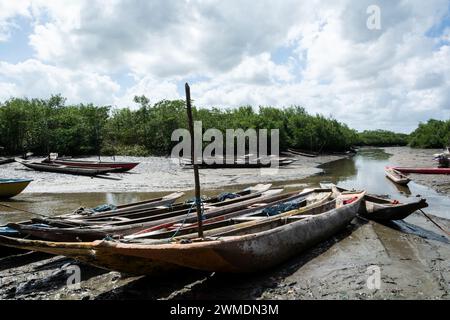 Santo Amaro, Bahia, Brasilien - 19. Juli 2015: Blick auf die Fischerkanus hielten am Hafen von Acupe, Bezirk der Stadt Santo Amaro, Bahia. Stockfoto