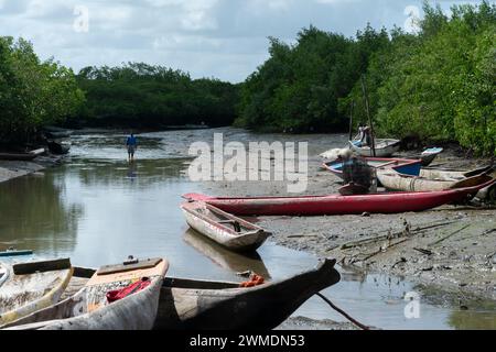 Santo Amaro, Bahia, Brasilien - 19. Juli 2015: Blick auf die Fischerkanus hielten am Hafen von Acupe, Bezirk der Stadt Santo Amaro, Bahia. Stockfoto