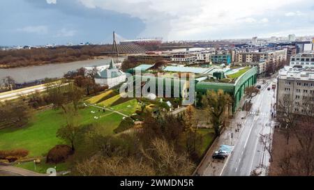 Fantastischer Blick auf die Drohne im Garten neben der Botanischen Fakultät der Warschauer Universität mit Dachgarten und Panorama auf die Weichsel, wohlhabender Re Stockfoto