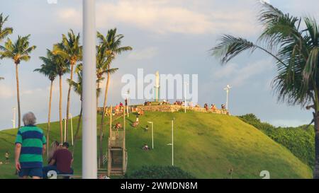 Salvador, Bahia, Brasilien - 14. Juni 2020: Menschen genießen den Sonnenuntergang auf Praia da Barra während der COVID-19-Virusquarantäne in der Stadt Sal Stockfoto