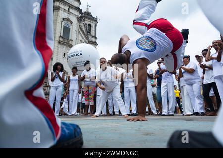 Salvador, Bahia, Brasilien - 08. Dezember 2023: Die Menschen spielen Capoeira während einer Messe zu Ehren unserer Lieben Frau von Conceicao da Praia in Salvador, Ba Stockfoto