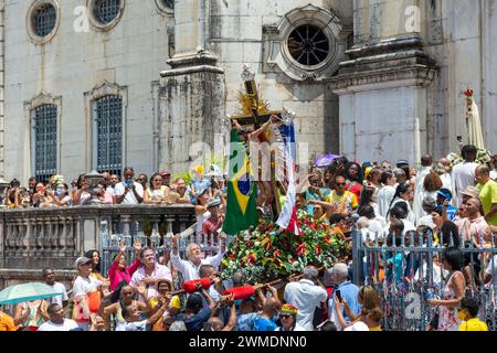 Salvador, Bahia, Brasilien - 08. Dezember 2023: Das Bild Jesu Christi am Kreuz wird von Katholiken während einer Hommage an unsere Lieben Frau von Conceicao da P. getragen Stockfoto