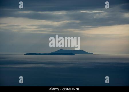 Blick von der albanischen Südküste auf die griechischen Inseln Erikouse und Othonoi Stockfoto