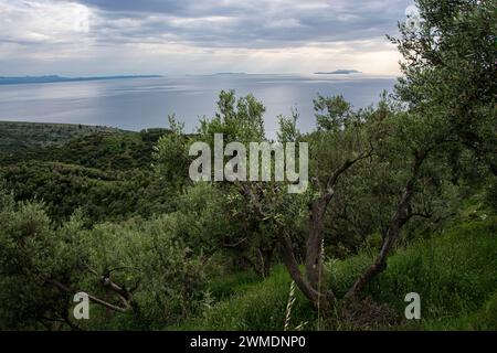 Blick von der albanischen Südküste auf Korfu und die umliegenden griechischen Inseln Stockfoto