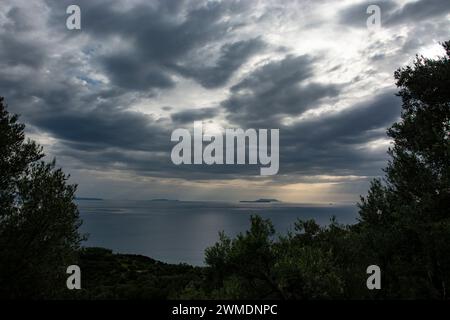 Blick von der albanischen Südküste auf Korfu und die umliegenden griechischen Inseln Stockfoto