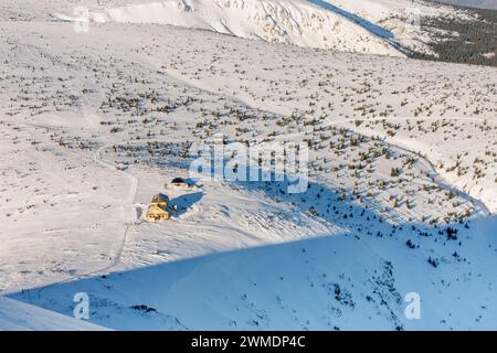 Wintermorgen, Blick von Snezka zum Schlesischen Haus, krkonose Berge. Snezka ist ein Berg an der Grenze zwischen Tschechien und Polen. Stockfoto