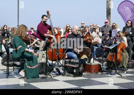 Beirut, Libanon. Februar 2024. A Shot of Piazzolla Concert vom Al Bustan Festival in Ain El Mreisseh, Beirut, Libanon, 25. Februar 2024. Mit Mario Stefano Pietrodarchi Bandoneon, Nadezhda Nesterova Sopran, Miriam Campobasso Violine, Clara Germont Cello, Makram Aboul Doublebass. Mit Beirut Contemporary Ballet. (Foto: Elisa Gestri/SIPA USA) Credit: SIPA USA/Alamy Live News Stockfoto