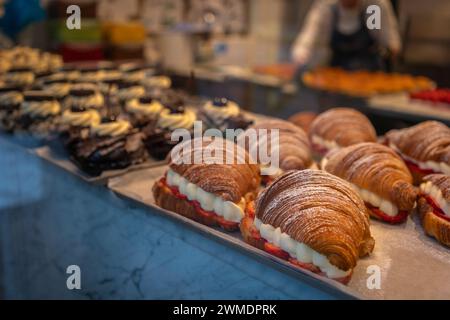 Croissants mit Erdbeeren und Creme im Donutelier in der Charing Cross Road, London, England, Großbritannien Stockfoto