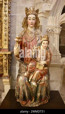 Heilige Maria aus dem 13. Jahrhundert die größte gemalte Holzskulptur katholische Kirche Kolegiate San Miguel Aguilar de Campoo Palencia Kastilien und Leon Spanien Stockfoto