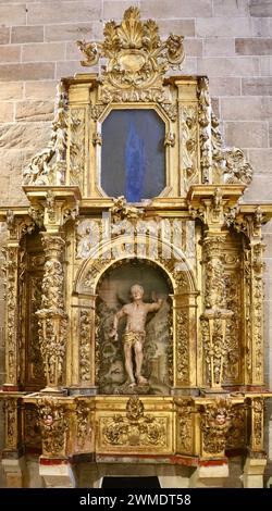 Christlicher heiliger und Märtyrer heiliger Sebastian Holzskulptur im Kolegiat der Kirche San Miguel Aguilar de Campoo Palencia Kastilien und Leon Spanien Stockfoto