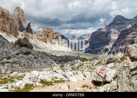 Blick von forcella Travenanzes, Wanderweg Nr. 401 Val Travenanzes und Felswände in der Tofane gruppe, Alpen Dolomiten Berge, Fanes Nationa Stockfoto