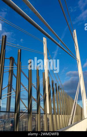 Pfeiler und Schrägseile der neuen Autobahnbrücke der A40, über den Rhein bei Duisburg, Neuenkamp Brücke, die alte Brücke im Hintergrund, wird zur Zeit zurück gebaut, dann wird der zweite Teil der Neuenkamper Brücke errichtet, NRW, Deutschland, Rheinbrücke Neuenkamp *** Anleger und Streckkabel der neuen Autobahnbrücke der A40, über den Rhein bei Duisburg, Neuenkamp Brücke, die alte Brücke im Hintergrund, wird derzeit umgebaut, dann wird der zweite Teil der Neuenkamp Brücke gebaut, NRW, Deutschland, Rheinbrücke Neuenkamp Stockfoto