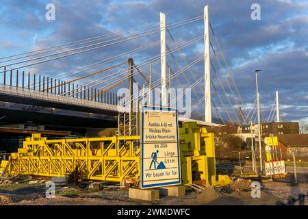 Baumaterial Lager an der A40 Brücke Neuenkamp, Pfeiler und Schrägseile der neuen Autobahnbrücke über den Rhein bei Duisburg, die alte Brücke wird zur Zeit zurück gebaut, hinten, dann wird der zweite Teil der Neuenkamper Brücke errichtet, NRW, Deutschland, Rheinbrücke Neuenkamp *** Baustofflager an der A40 Brücke Neuenkamp, Säulen und Stützen der neuen Rheinbrücke bei Duisburg, die alte Brücke wird derzeit umgebaut, dahinter wird der zweite Teil der Neuenkamp-Brücke gebaut, NRW, Deutschland, Rheinbrücke Neuenkamp Stockfoto