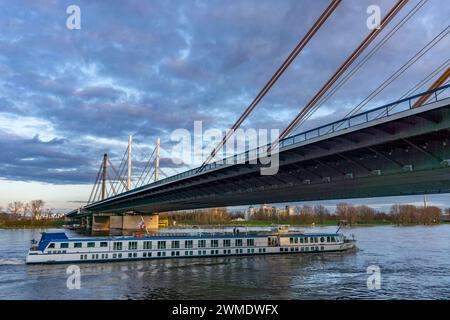 Swiss Ruby, Flusskreuzfahrtschiff unter der A40 Brücke Neuenkamp, Pfeiler und Schrägseile der neuen Autobahnbrücke über den Rhein bei Duisburg, die alte Brücke, vorne, wird zur Zeit zurück bauen, dann wird der zweite Teil der Neuenkamper Brücke errichtet, NRW, Deutschland, Rheinbrücke Neuenkamp *** Swiss Ruby, flusskreuzschiff unter der A40-Brücke Neuenkamp, Säulen und Streckkabel der neuen Autobahnbrücke über den Rhein bei Duisburg, die alte davor liegende Brücke wird derzeit umgebaut, dann wird der zweite Teil der Neuenkamp-Brücke gebaut, NRW, Deutschland, Rheinbrücke Neuenkamp Stockfoto