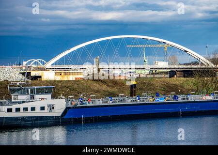 Der fertig gestellte Neubau des Karl-Lehr-Brückenzug, über die Ruhr und den Hafenkanal, der Duisburg Kaßlerfeld und Ruhrort verbindet, die alten, baufälligen Brücken werden noch abgerissen, 330 Meter lang, 4 Fahrspuren und 2 Straßenbahngleise der Linie 901, Frachtschiff im Hafenkanal, Duisburg, NRW, Deutschland, Karl-Lehr Brückenzug *** der fertiggestellte Neubau der Karl-Lehr-Brücke über die Ruhr und den Hafenkanal, der Duisburg Kaßlerfeld mit Ruhrort verbindet, die alten, baufälligen Brücken werden noch abgerissen, 330 Meter lang, 4 Spuren und 2 Straßenbahngleise der Linie 901, Auto Stockfoto