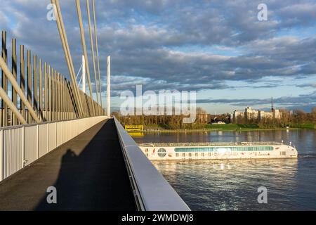 Arosa Flusskreuzfahrtschiff unter der A40 Brücke Neuenkamp, Pfeiler und Schrägseile der neuen Autobahnbrücke über den Rhein bei Duisburg, die alte Brücke, vorne, wird zur Zeit zurück bauen, dann wird der zweite Teil der Neuenkamper Brücke errichtet, NRW, Deutschland, Rheinbrücke Neuenkamp *** Arosa Flusskreuzfahrtschiff unter der A40 Brücke Neuenkamp, Säulen und Streckenkabel der neuen Rheinautobrücke bei Duisburg, die davor liegende alte Brücke wird derzeit umgebaut, dann wird der zweite Teil der Neuenkamp-Brücke gebaut, NRW, Deutschland, Rheinbrücke Neuenkamp Stockfoto