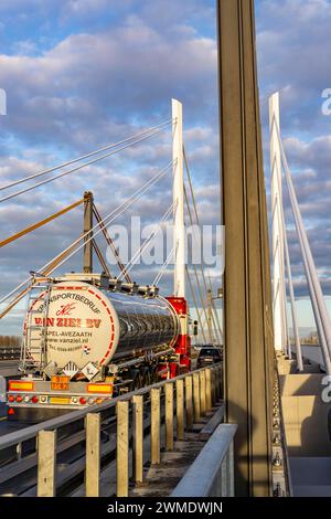 Verkehr auf der A40 Brücke Neuenkamp, Pfeiler und Schrägseile der neuen Autobahnbrücke über den Rhein bei Duisburg, die alte Brücke im Hintergrund, wird zur Zeit zurück bauen, dann wird der zweite Teil der Neuenkamper Brücke errichtet, NRW, Deutschland, Rheinbrücke Neuenkamp *** Verkehr auf der A40 Neuenkamp Brücke, Säulen und Streckkabel der neuen Rheinautobrücke bei Duisburg, die alte Brücke im Hintergrund wird derzeit abgebaut, dann wird der zweite Teil der Neuenkamp-Brücke gebaut, NRW, Deutschland, Rheinbrücke Neuenkamp Stockfoto