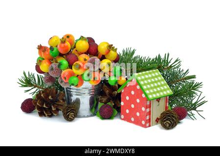 Weihnachtskomposition: Gefrorene Beeren, handgemachte Spielzeuge, Kegel, Kugeln. Isoliert auf weißem Hintergrund. Fichte Zweige und Lametta. Stockfoto