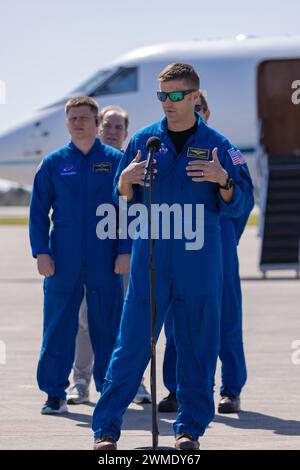 Kennedy Space Center, USA. Februar 2024. Um 13:30 Uhr kommen die NASA Roscosmos SpaceX Astronauten im Kennedy Space Center an, um die Medien und das Willkommenskomitee in der NASA Shuttle Landing Facility zu begrüßen. Commander Mathew Dominick, Pilot Michael Barratt, Missionsspezialistin Jeanette Epps, Russe Alexander Grebenkin Brevard County USA (Foto: Scott Schilke/SIPA USA) Credit: SIPA USA/Alamy Live News Stockfoto