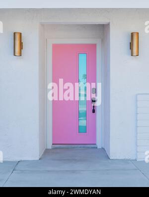 Rosafarbener Eingang eines modernen Hauses aus der Mitte des Jahrhunderts in Palm Springs, Kalifornien Stockfoto