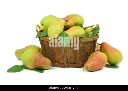 Alter Holzkorb mit Reifen Bio-Birnen. Ernte . Dorfleben. Isolierung auf weißem Hintergrund. Nahaufnahme. Herbst. Sommer. Stockfoto