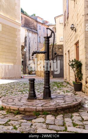 Traditionelle Architektur und Blick auf die Straße in der Altstadt von Kotor, historisch bekannt als Cattaro, eine Küstenstadt in Montenegro. Stockfoto