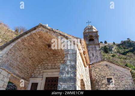 Die Kirche unserer Lieben Frau von Remedy am Hang des St. Johannes Berg über der Altstadt von Kotor, Montenegro. Stockfoto