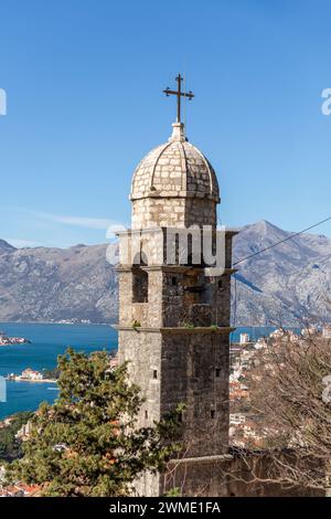 Die Kirche unserer Lieben Frau von Remedy am Hang des St. Johannes Berg über der Altstadt von Kotor, Montenegro. Stockfoto
