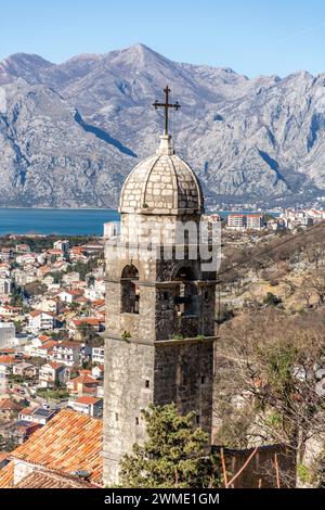 Die Kirche unserer Lieben Frau von Remedy am Hang des St. Johannes Berg über der Altstadt von Kotor, Montenegro. Stockfoto