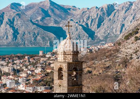 Die Kirche unserer Lieben Frau von Remedy am Hang des St. Johannes Berg über der Altstadt von Kotor, Montenegro. Stockfoto