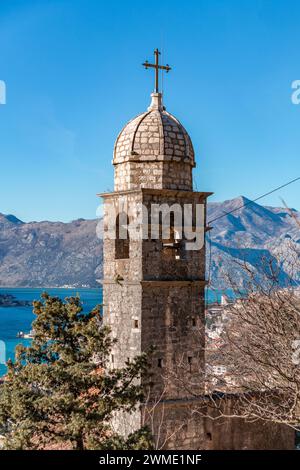 Die Kirche unserer Lieben Frau von Remedy am Hang des St. Johannes Berg über der Altstadt von Kotor, Montenegro. Stockfoto