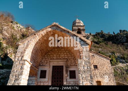 Die Kirche unserer Lieben Frau von Remedy am Hang des St. Johannes Berg über der Altstadt von Kotor, Montenegro. Stockfoto