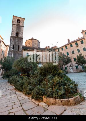 Kotor, Montenegro - 14. Februar 2024: Heilige Heirat am Fluss Stiftskirche in der Altstadt von Kotor, Montenegro. Stockfoto