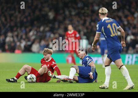 London, Großbritannien. Februar 2024. Harvey Elliott aus Liverpool und Enzo Fernandez aus Chelsea treten am 25. Februar 2024 im Finale des EFL Carabao Cup zwischen Chelsea und Liverpool im Wembley Stadium in London an. Foto von Joshua Smith. Nur redaktionelle Verwendung, Lizenz für kommerzielle Nutzung erforderlich. Keine Verwendung bei Wetten, Spielen oder Publikationen eines einzelnen Clubs/einer Liga/eines Spielers. Quelle: UK Sports Pics Ltd/Alamy Live News Stockfoto