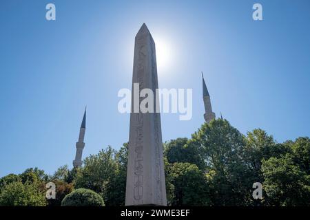 Hinterleuchter theodosius Obelisk in Istanbul mit zwei Minaretten der blauen Moschee im Hintergrund, horizontal Stockfoto