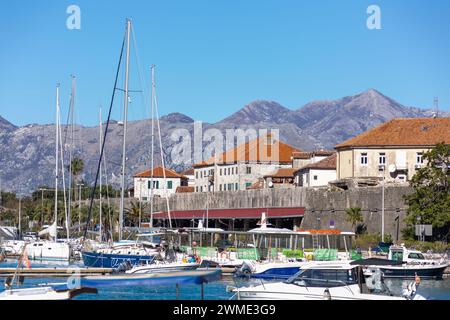 Kotor, Montenegro - 14. Februar 2024: Blick auf die Küste an einem sonnigen Wintertag an der Bucht von Kotor, Adriaküste von Montenegro. Stockfoto