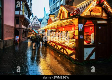 12-21-2023 Frankfurt-Main. Fantastische Aussicht auf den Weihnachtsmarkt neben dem Wahrzeichen, dem historischen Platz Romerberg (Place Romer/Paulskirche) und Stockfoto