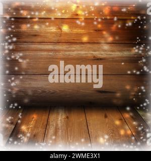 Rustikaler Weihnachtshintergrund - Vintage-Holzplanken mit Lichtern und freiem Textraum. Alte Holzbretter und fallender Schnee. Winter. Neujahr. Stockfoto