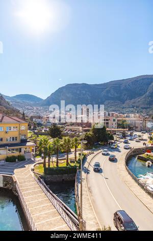 Kotor, Montenegro - 14. Februar 2024: Blick auf die Küste an einem sonnigen Wintertag an der Bucht von Kotor, Adriaküste von Montenegro. Stockfoto