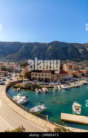 Kotor, Montenegro - 14. Februar 2024: Blick auf die Küste an einem sonnigen Wintertag an der Bucht von Kotor, Adriaküste von Montenegro. Stockfoto