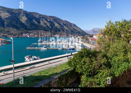 Kotor, Montenegro - 14. Februar 2024: Blick auf die Küste an einem sonnigen Wintertag an der Bucht von Kotor, Adriaküste von Montenegro. Stockfoto