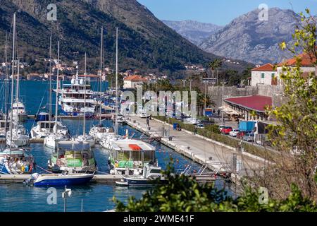 Kotor, Montenegro - 14. Februar 2024: Blick auf die Küste an einem sonnigen Wintertag an der Bucht von Kotor, Adriaküste von Montenegro. Stockfoto