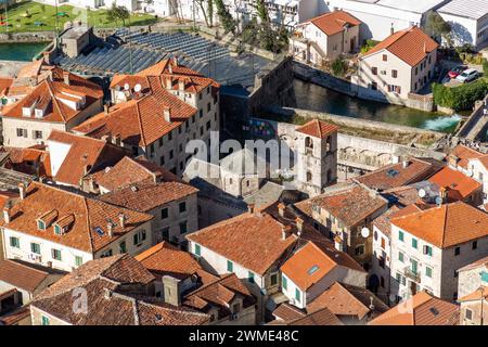 Kotor, Montenegro - 14. Februar 2024: Heilige Heirat am Fluss Stiftskirche in der Altstadt von Kotor, Montenegro. Stockfoto