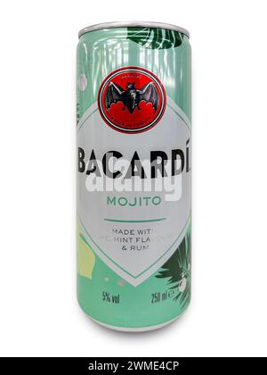 Italien - 25. Februar 2025: Bacardi Mojito in Dose isoliert auf weiß mit Beschneidungspfad inklusive Stockfoto