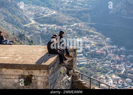 Kotor, Montenegro - 14. Februar 2024: Besucher genießen den Panoramablick auf die Bucht von Kotor von der Festung St. John überblickt die Stadt und die Stockfoto