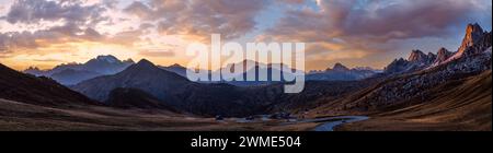 Sonne und Lust Sonnenlicht am Abend dunstig Himmel. Italienische Dolomiten Bergpanorama ruhige Aussicht vom Giau Pass. Klima, Umwelt und Reisebedingungen Stockfoto