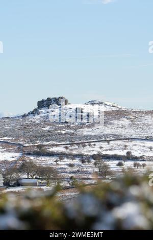 Wunderschöne Schneelandschaft von Dartmoor - Dartmoor NP, Devon, Großbritannien Stockfoto