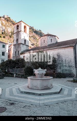 Kotor, Montenegro - 14. Februar 2024: Heilige Heirat am Fluss Stiftskirche in der Altstadt von Kotor, Montenegro. Stockfoto