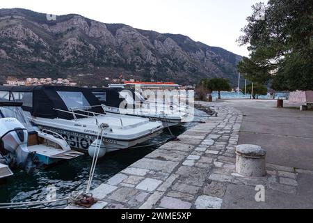 Kotor, Montenegro - 14. Februar 2024: Blick auf die Küste an einem sonnigen Wintertag an der Bucht von Kotor, Adriaküste von Montenegro. Stockfoto